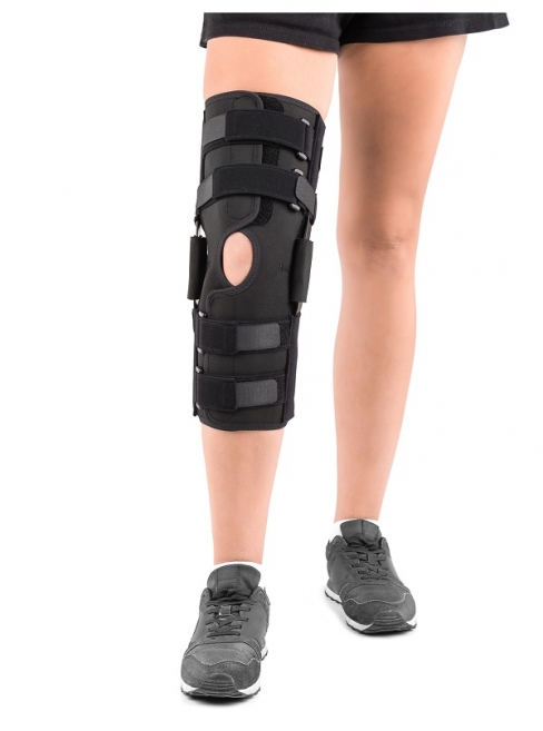 Knee brace with polycentric joint and open patella